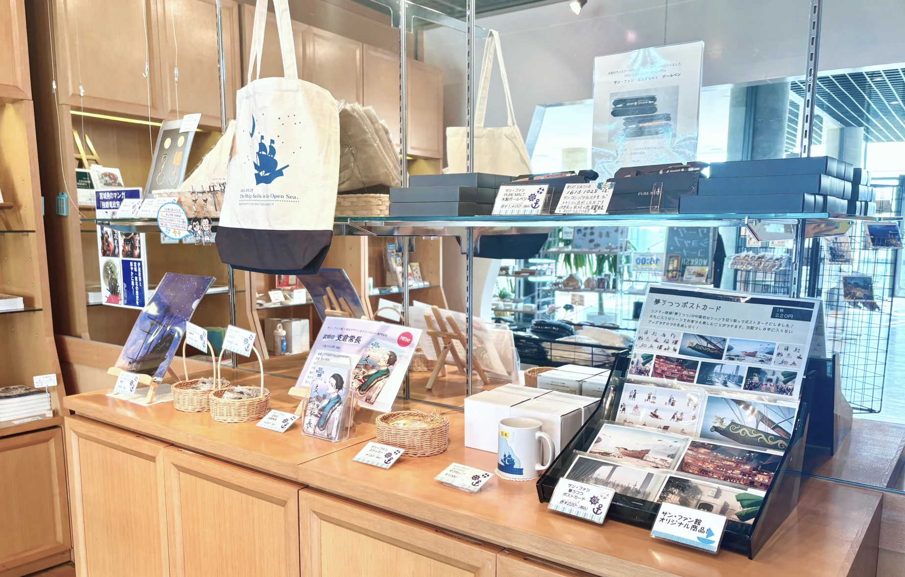 石巻市サン・ファンショップの店内の商品棚